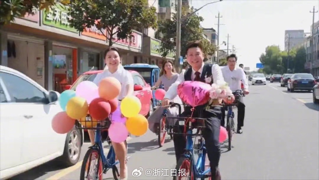 新人騎自行車結婚，也很別出心裁。圖/取自浙江日報微博