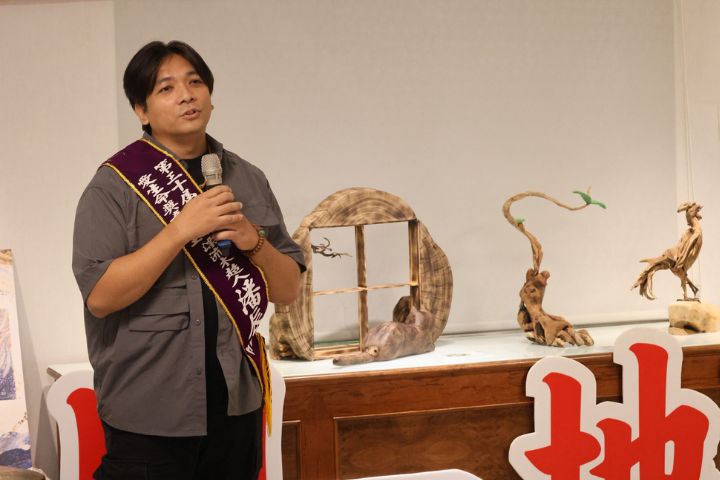 全球熱愛生命獎章得主潘辰皓運用漂流木重新組合素材，賦予原本被視為無用的木材新的生命價值。圖/周大觀文教基金會提供