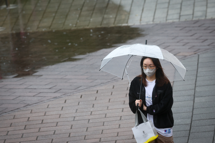鋒面減弱中南部仍需防雷雨　天氣明轉晴回暖