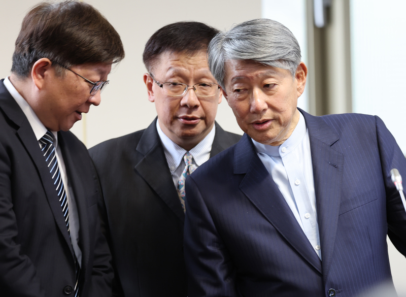 經濟部長郭智輝（右）5日上午首次前往立法院經濟委員會列席並備質詢。圖/中央社