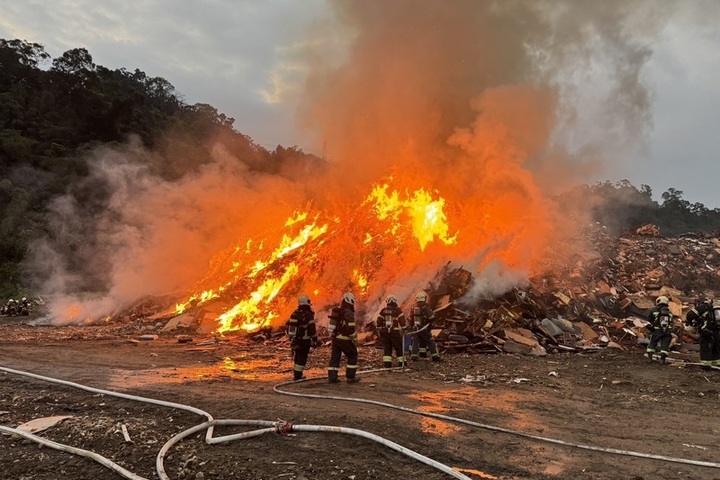 南港山豬窟掩埋場大火3小時撲滅　蔣萬安：濃煙無毒但有異味籲民眾外出戴口罩