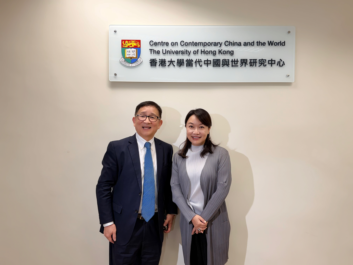 李成(左)接受國際智庫「北京對話」專訪,認為中美只有合作競爭並存一條路。圖/取自觀察者網
