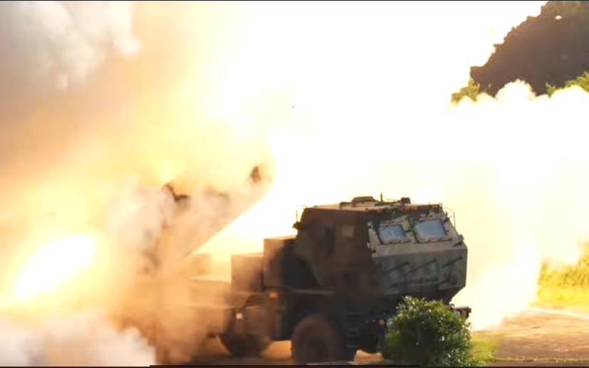 18日，國軍在屏東試射海馬斯高機動性多管火箭系統（M142 HIMARS）圖/取自總統府
