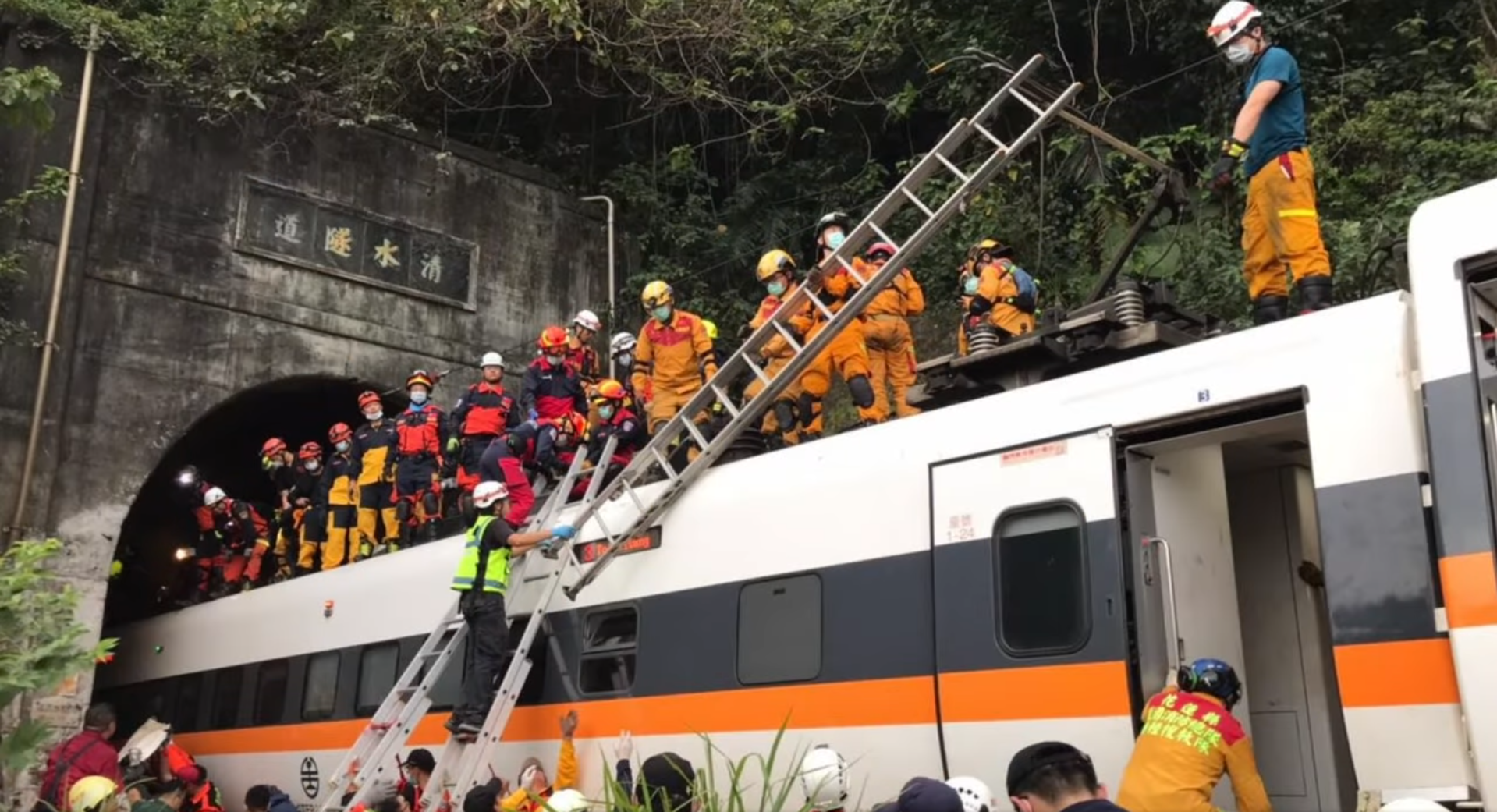 3年前台鐵太魯閣號在清水隧道前發生重大事故，共49人罹難。圖/翻攝自徐榛蔚 臉書