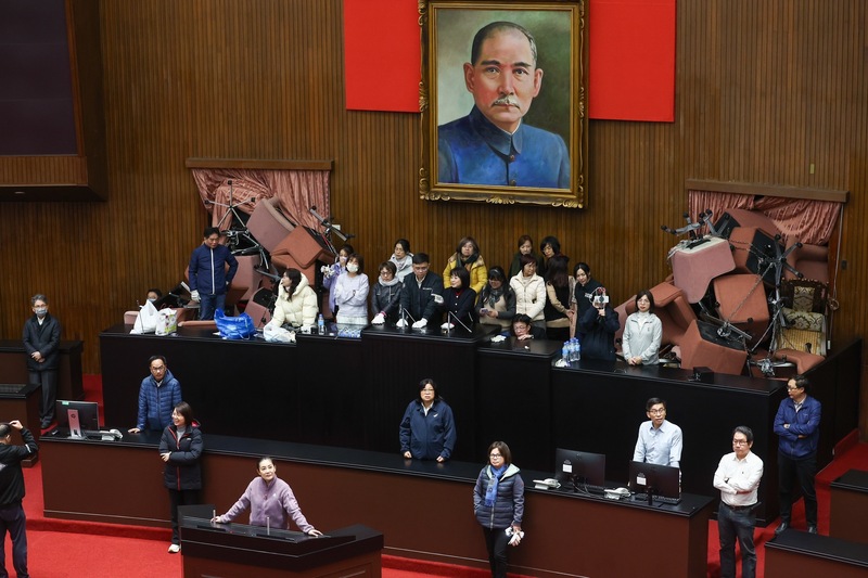 憲法訴訟法修正案造成藍綠分歧，圖為去年12月20日，民進黨團在表決當天實施「議事杯葛」。圖/中央社