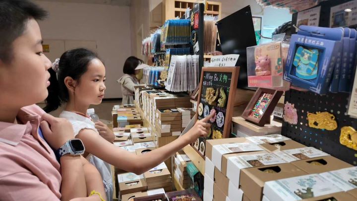 透過設計讓博物館文物「走出展櫃」，以更貼近日常生活的方式，拉近民眾與歷史文化的距離。圖/記者陳思豪攝
