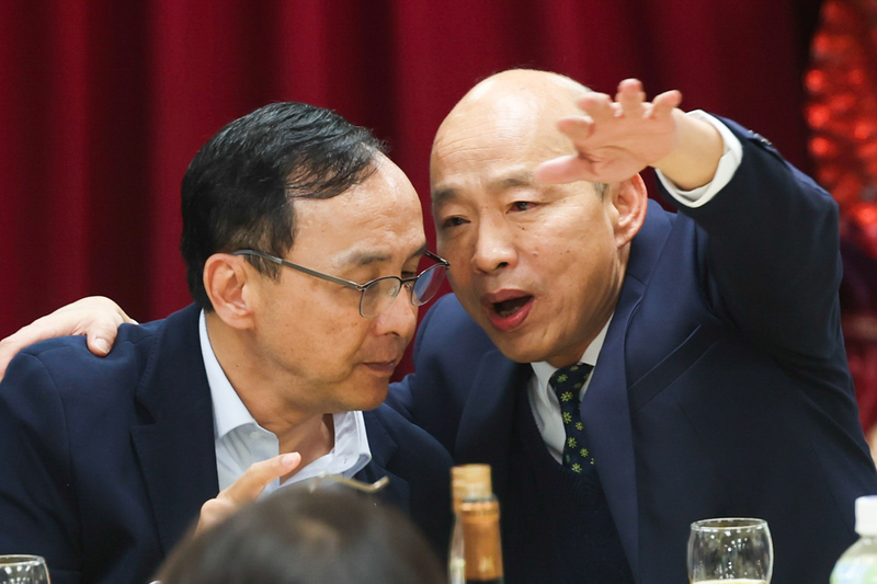 國民黨中央委員會5日舉辦尾牙，立法院長韓國瑜（右）搭著國民黨主席朱立倫（左）肩膀交談。圖/中央社