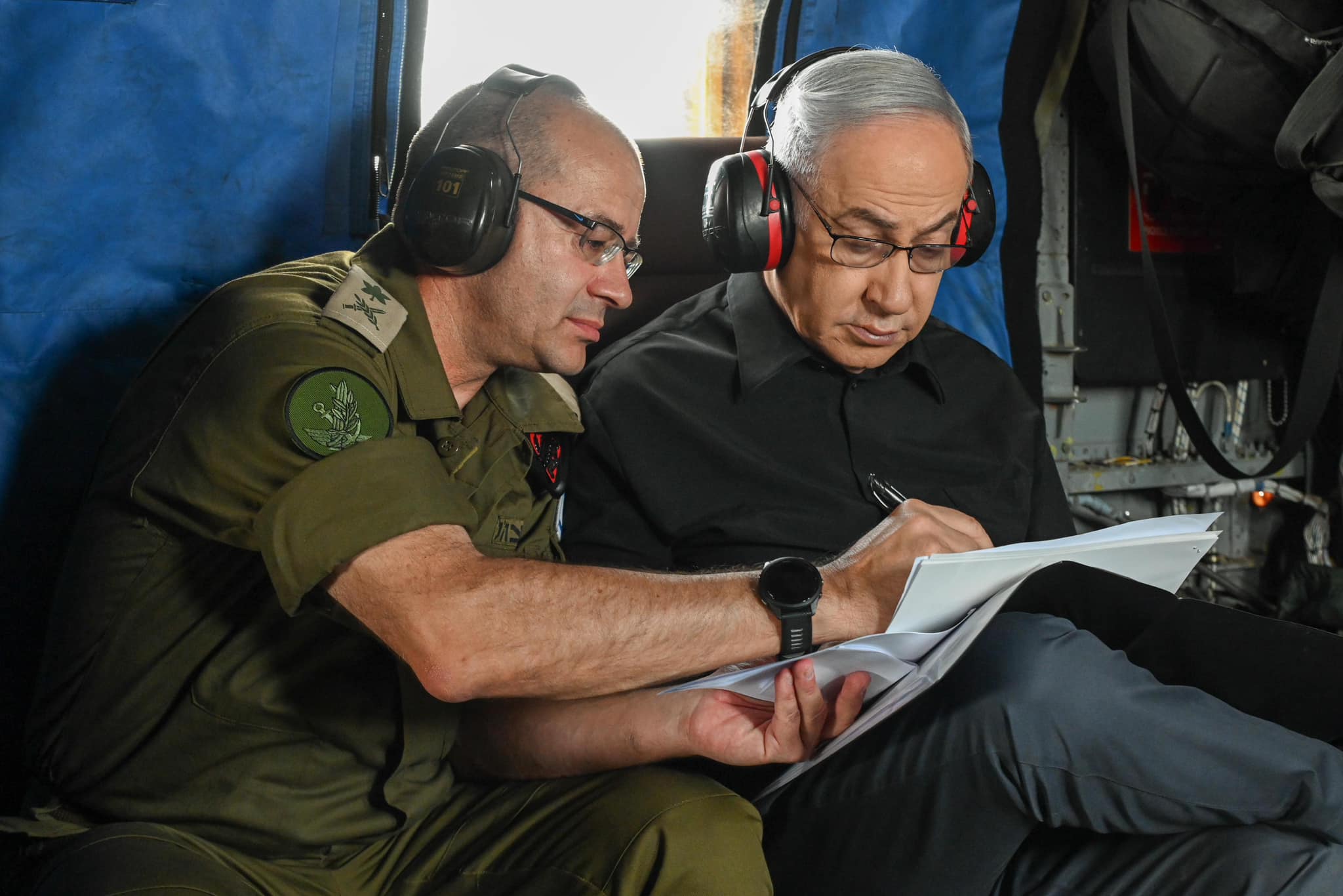 以色列總理納坦雅胡（右）的幕僚證實，以色列願接受拜登推動結束加薩戰爭的框架協議。圖/取自Benjamin Netanyahu 臉書