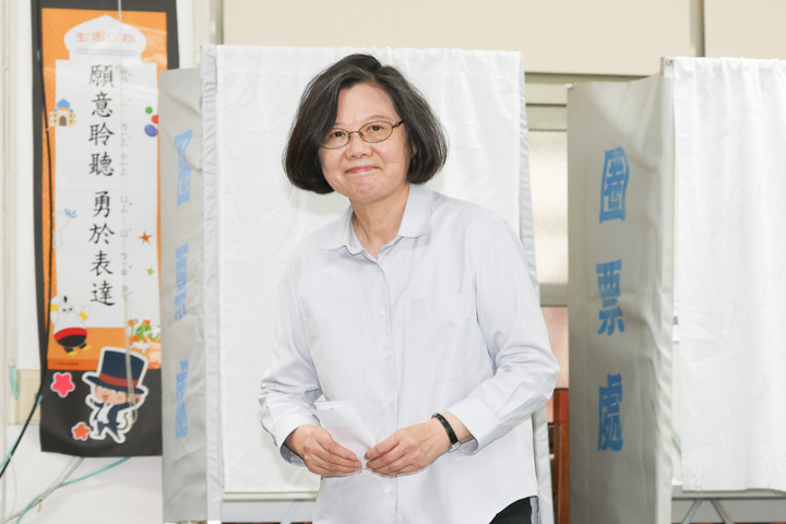 前總統蔡英文現身投開票所進行投票。圖/中央社