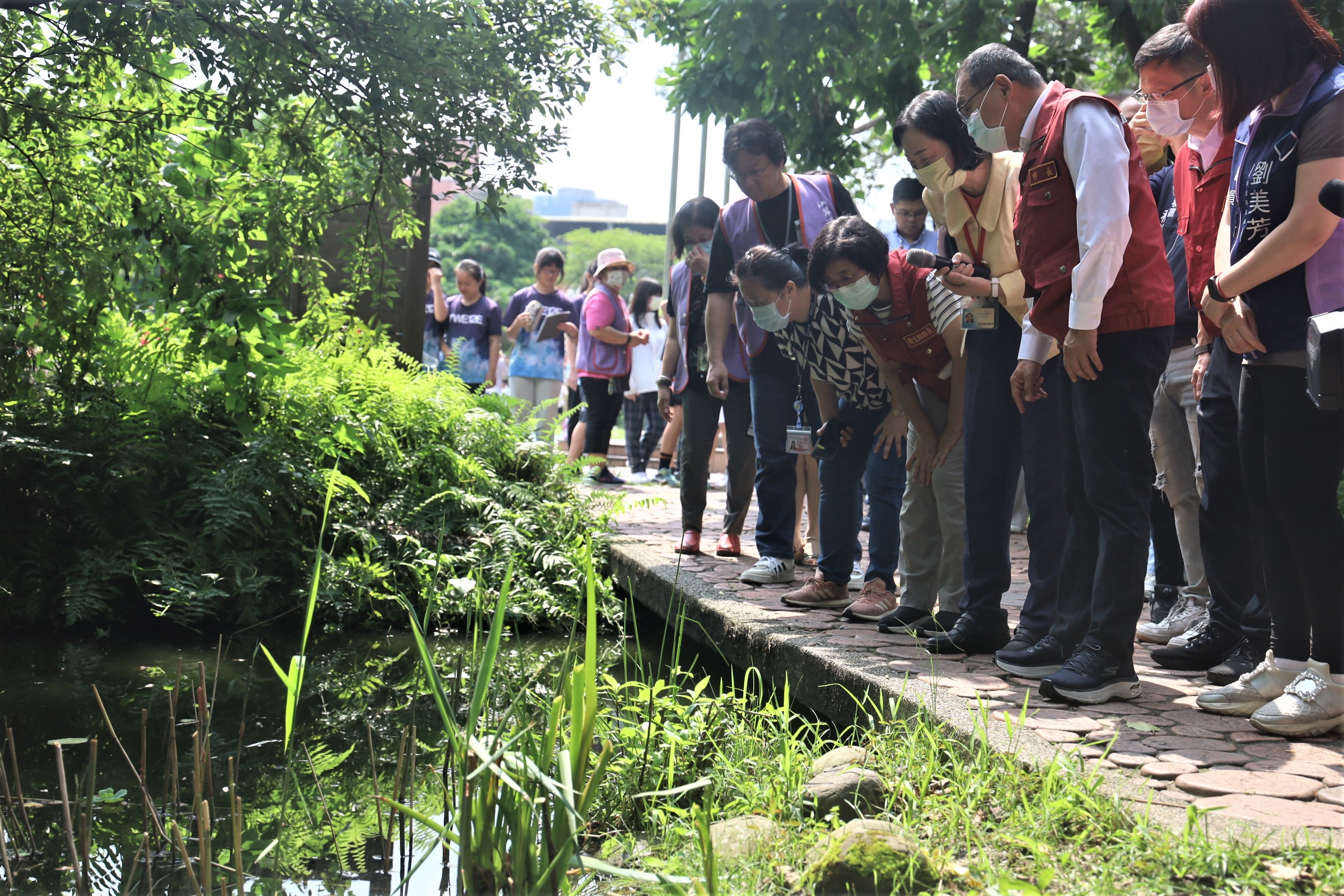 新北市長侯友宜巡視校園登革熱熱區。圖/新北市政府提供