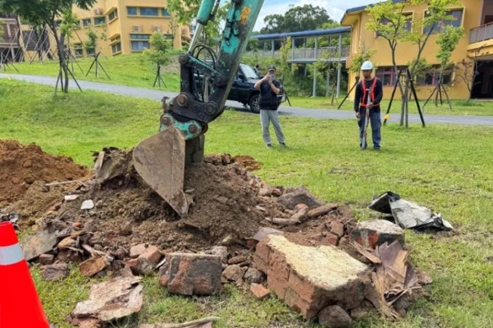 竹市府指控統包商巨佳營造大量回填拆除廢棄物，巨佳承攬的華德福實驗學校新建工程時，草皮下也疑掩埋非法廢棄物。圖/新竹市政府提供