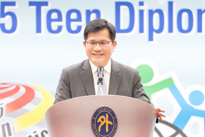外交部長林佳龍近日率領龐大經貿代表團密訪菲律賓推動「台菲經濟走廊」。圖/取自林佳龍臉書