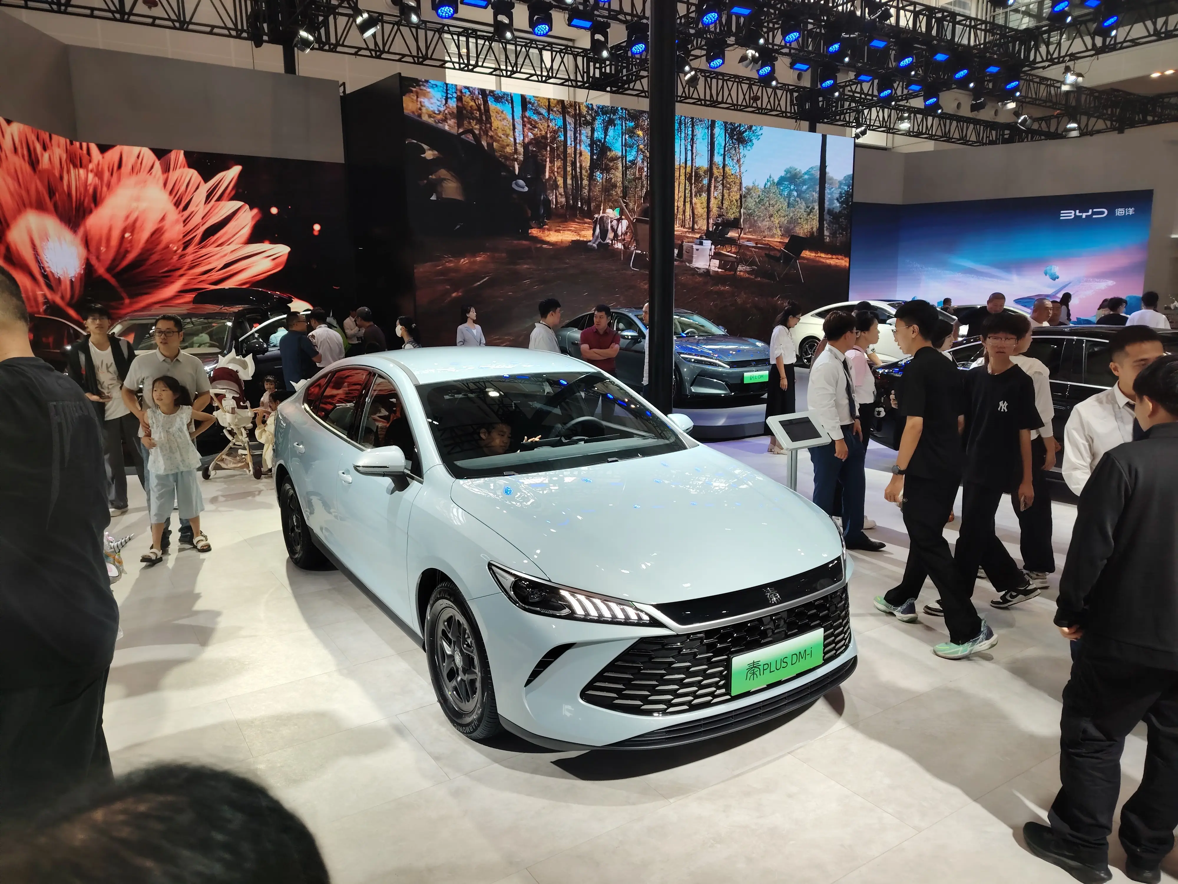 這部比亞迪產插電式混合動力系統的「秦PLUS DM-i」，售價不到37萬台幣。圖／取自搜狐