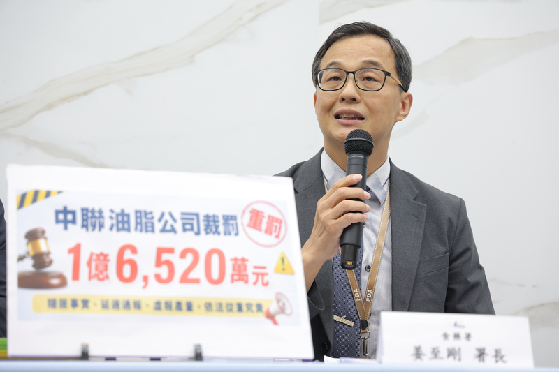 案發第一時間，食藥署長姜志剛稱「雖然掌握第2層廠商，但業者也是受害者」以及「專家建議不公布」引發民怨沸騰。圖/中央社