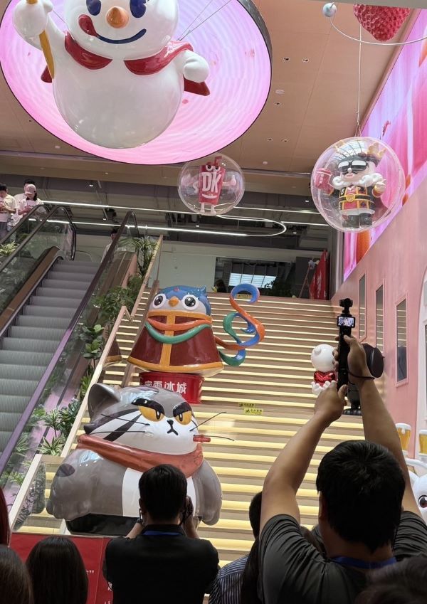 遊客來到蜜雪冰城總部,宛如置身於「飲料界的迪士尼」。圖/記者陳素貞攝