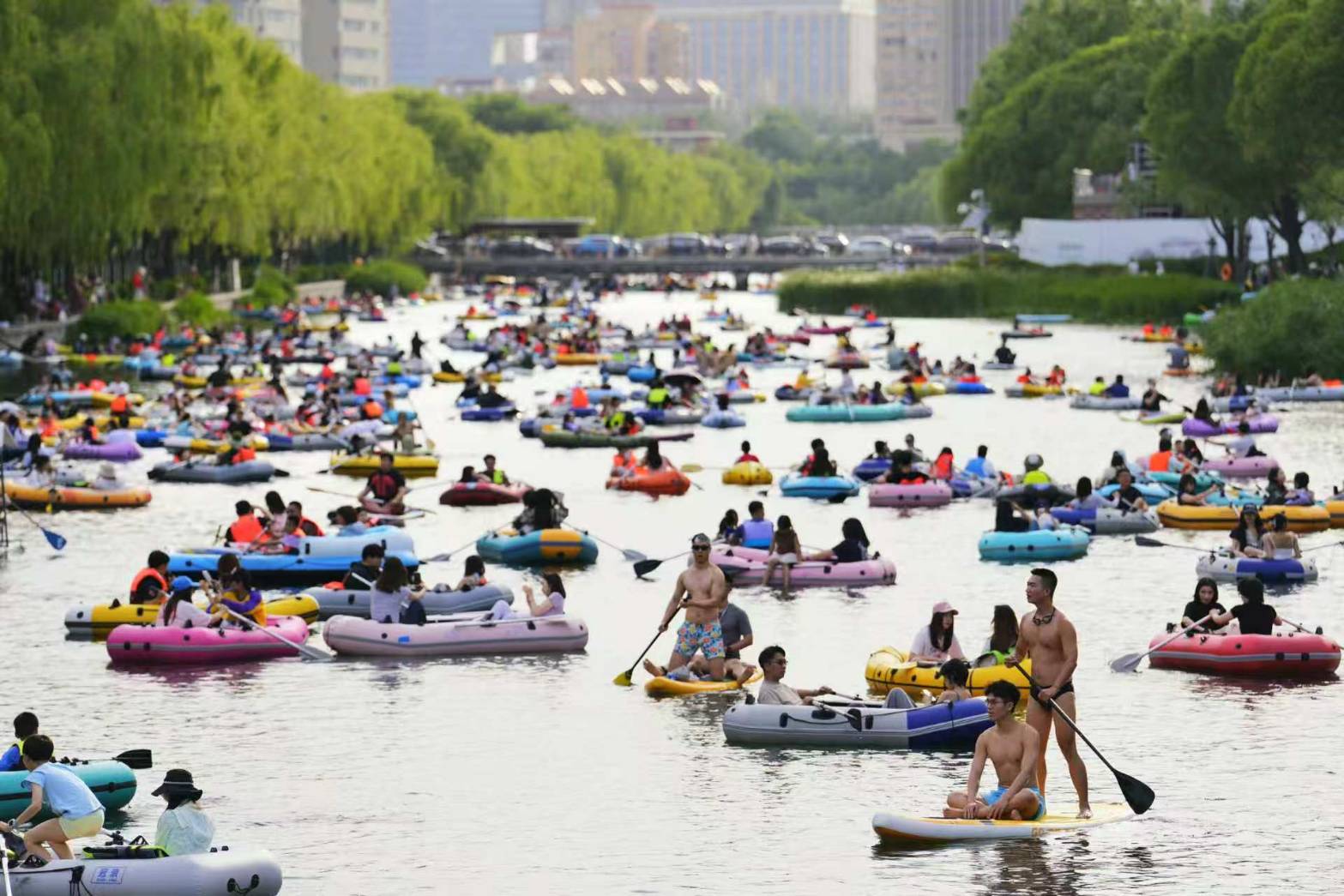2026年6月21日,市民遊客在北京亮馬河划船、游泳,「Cityboat」成為大陸新風尚。圖/中新社記者 趙文宇攝