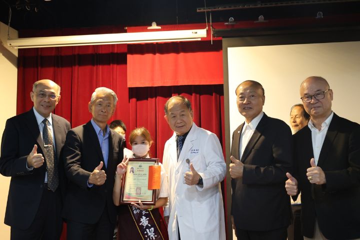 高醫小兒血液腫瘤科提供病童與家庭全面照護,並肯定護理長謝淑娟多年推動友善醫療、圓夢計畫,減輕病童壓力。圖/周大觀文教基金會提供