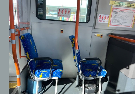 日本的公車博愛座，標示順序很清楚。圖/取自沈政男臉書