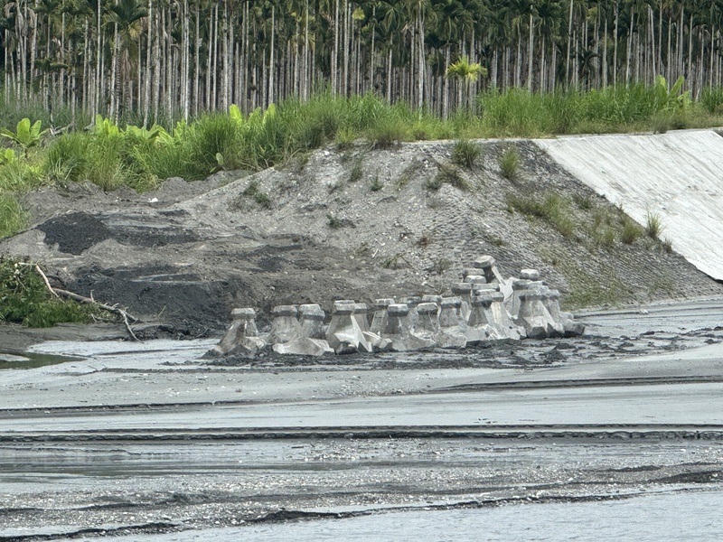 為防堰塞湖溢流或潰堤，鳳林鎮公所與經濟部水利署第九河川分署合作投放消波塊，將溪水倒流向花蓮溪河道中央。圖/中央社