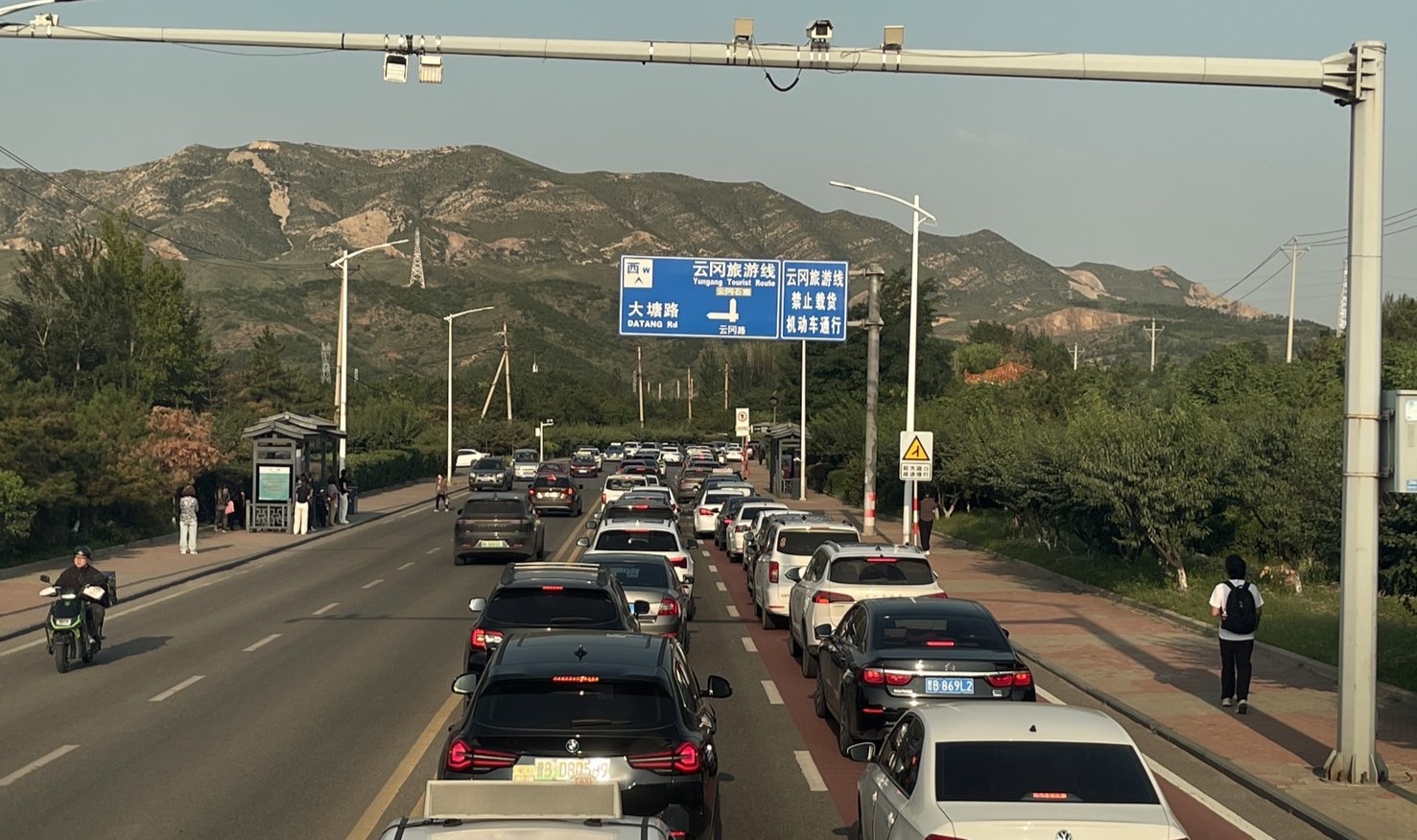 前往雲岡石窟的路上，一路上都是外地車，還有不守規矩擠到逆向車道去的。圖/陳素貞攝