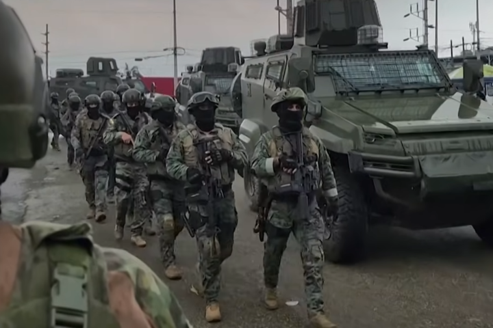 厄瓜多宣布國家進入60天緊急狀態，軍隊已全面出動。圖/取自華爾街日報《YouTube》官方頻道