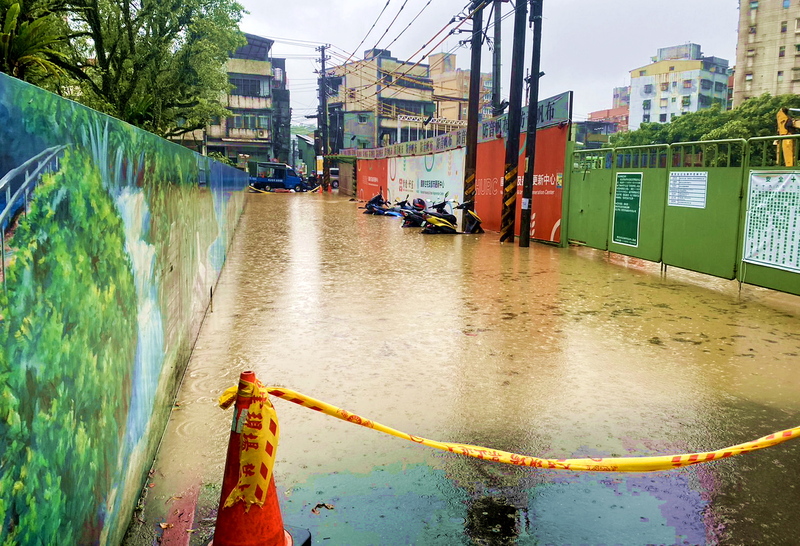北台灣地區今早下起暴雨，造成汐止社宅「崇德好室」基地旁嚴重淹水。圖/中央社