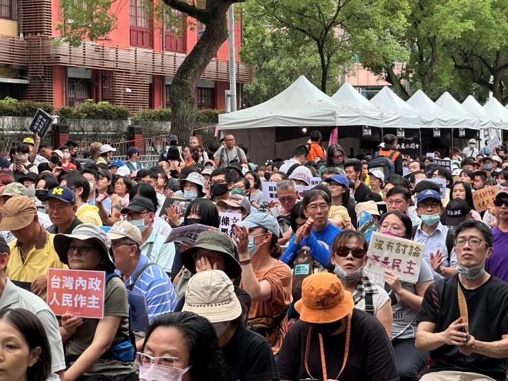 公民團體再度集結立院外圍，期望有10萬人守護台灣民主。圖/陳思豪攝