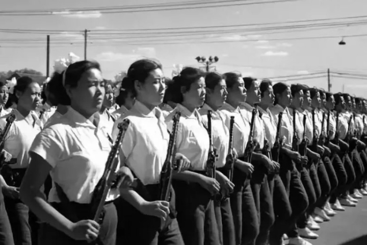 大陸女民兵方隊在1958年首次於國慶閱兵中亮相，當時由北京國棉女工組成。圖/取自人民網