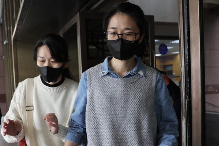 圖為前都委會執行祕書邵琇珮(右)19日結束庭訊後步出法庭。圖/中央社