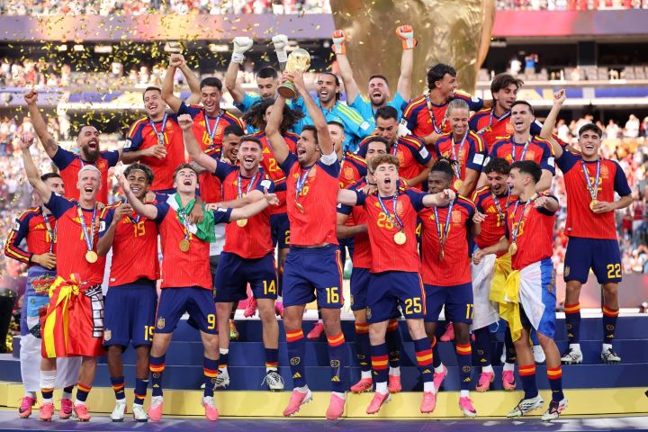 西班牙捧冠軍盃慶賀勝利。圖/取自 FIFA World Cup