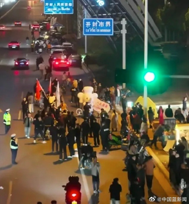 開封也在夜間增派警力，對大學生騎行行為進行規範。圖/取自中國藍新聞微博