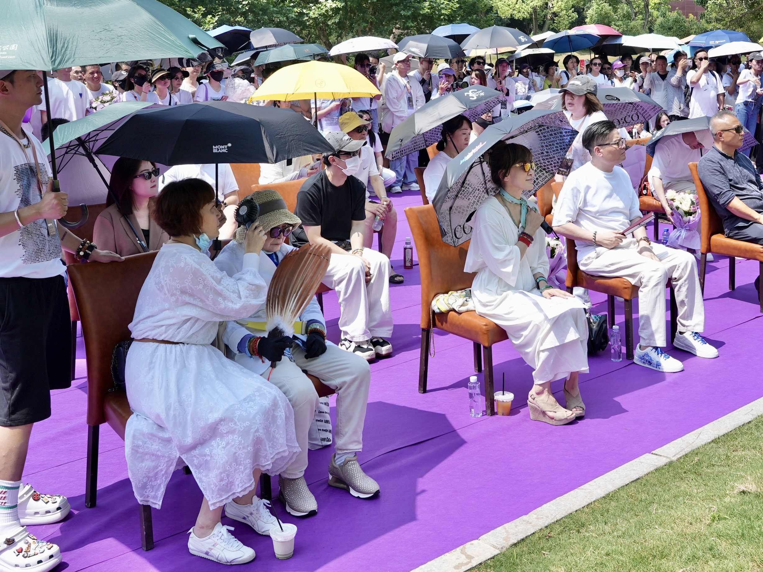 李玟家人參與揭幕儀式，前排左2為李媽媽，左3為李玟二姊李思林。圖/CoCo李玟家人 提供