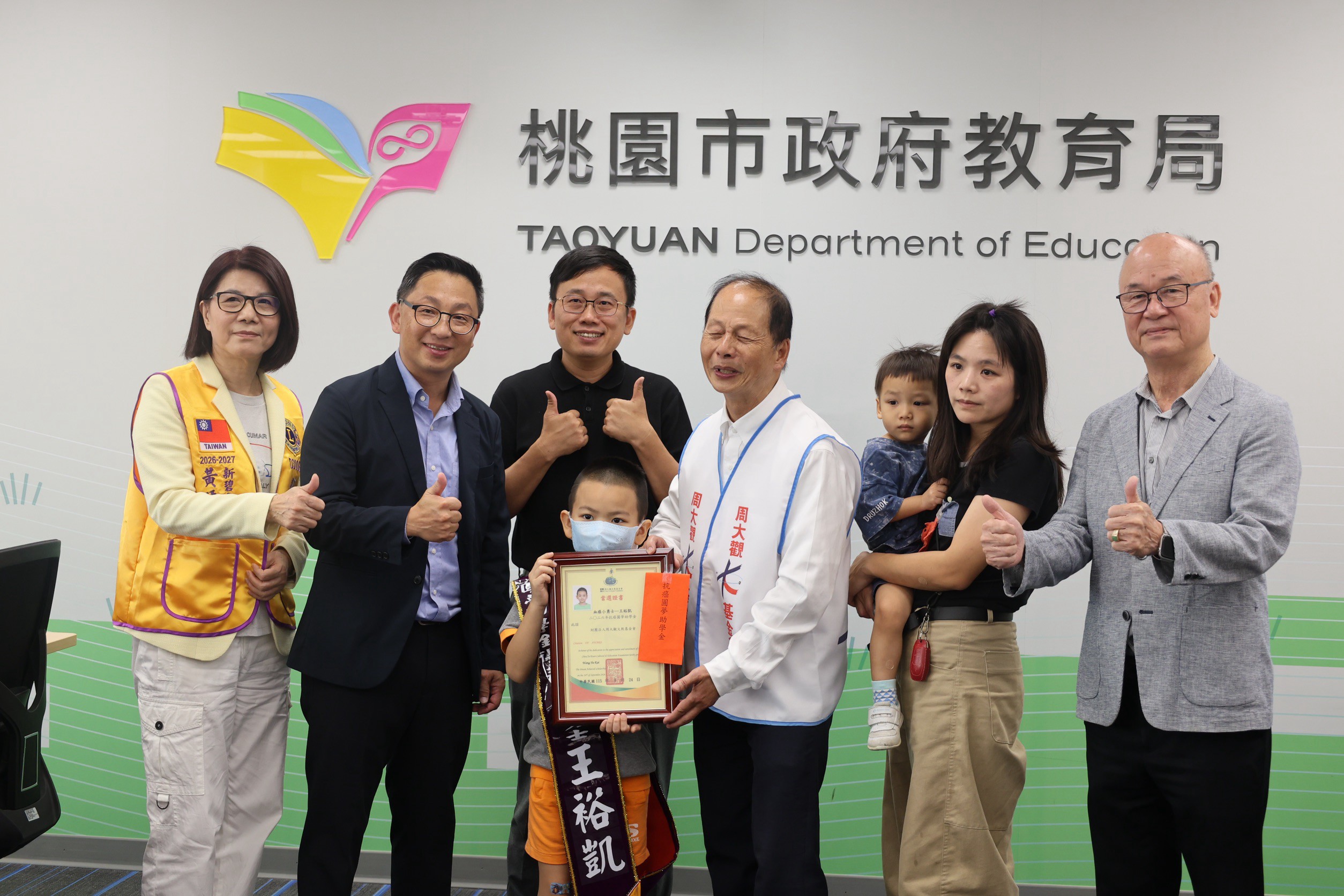 周大觀文教基金會今日上午在桃園市政府舉辦「亟盼還有明天—立志心理師的癌末淋巴癌勇士等會師活出勝利」活動。圖/周大觀文教基金會提供