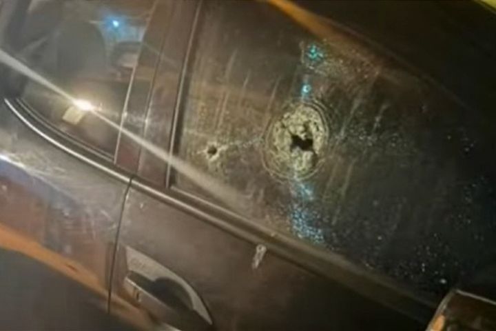 被害華人在車內遭槍手近距離連續射擊，子彈穿透車體。圖/取自《南方都市報》