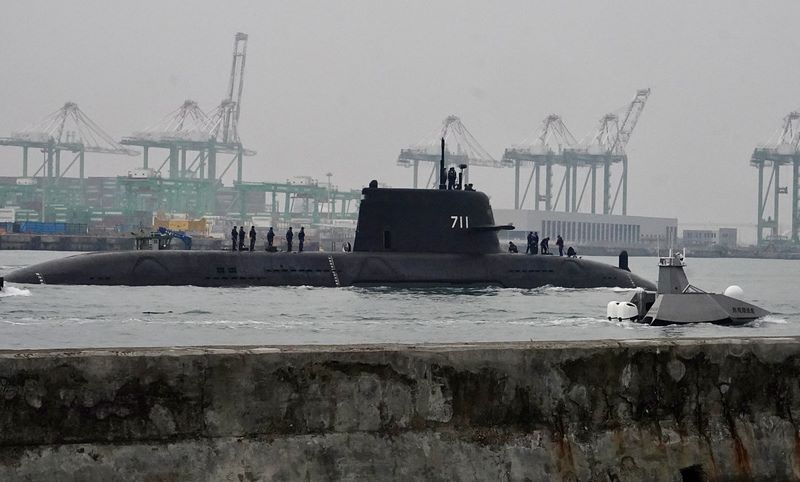 潛艦國造原型艦海鯤號28日上午再度出海進行第5次浮航測試,潛艦上站著許多國軍及技術人員。圖/中央社
