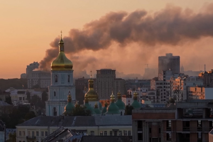俄羅斯7日凌晨對烏克蘭發動自戰爭爆發以來最大規模空襲，出動超過800架無人機。圖/翻攝自APT YouTube頻道