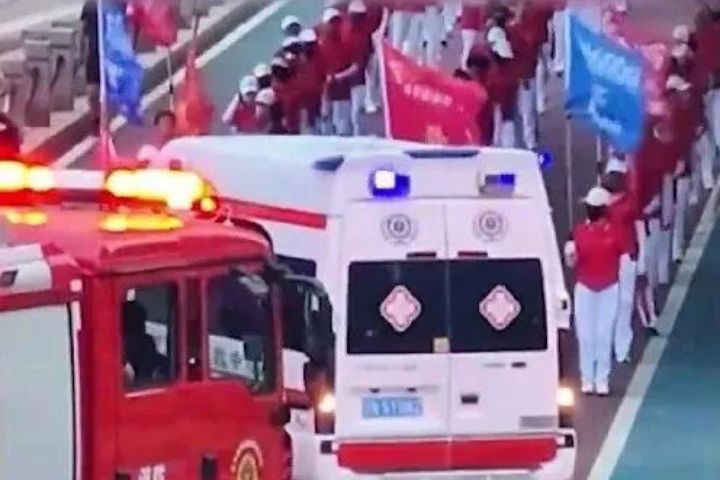 今年7月，瀋陽發生一起消防車與救護車被暴走團阻擋的事件。圖/取自影片