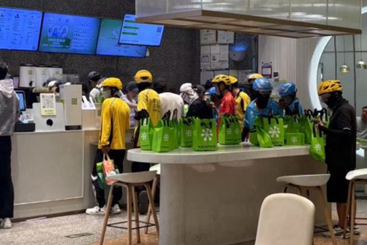 現製茶飲品牌為能獲得更多平台補貼與流量曝光，自然與「秋天第一份」深度綁定。圖/取自微博