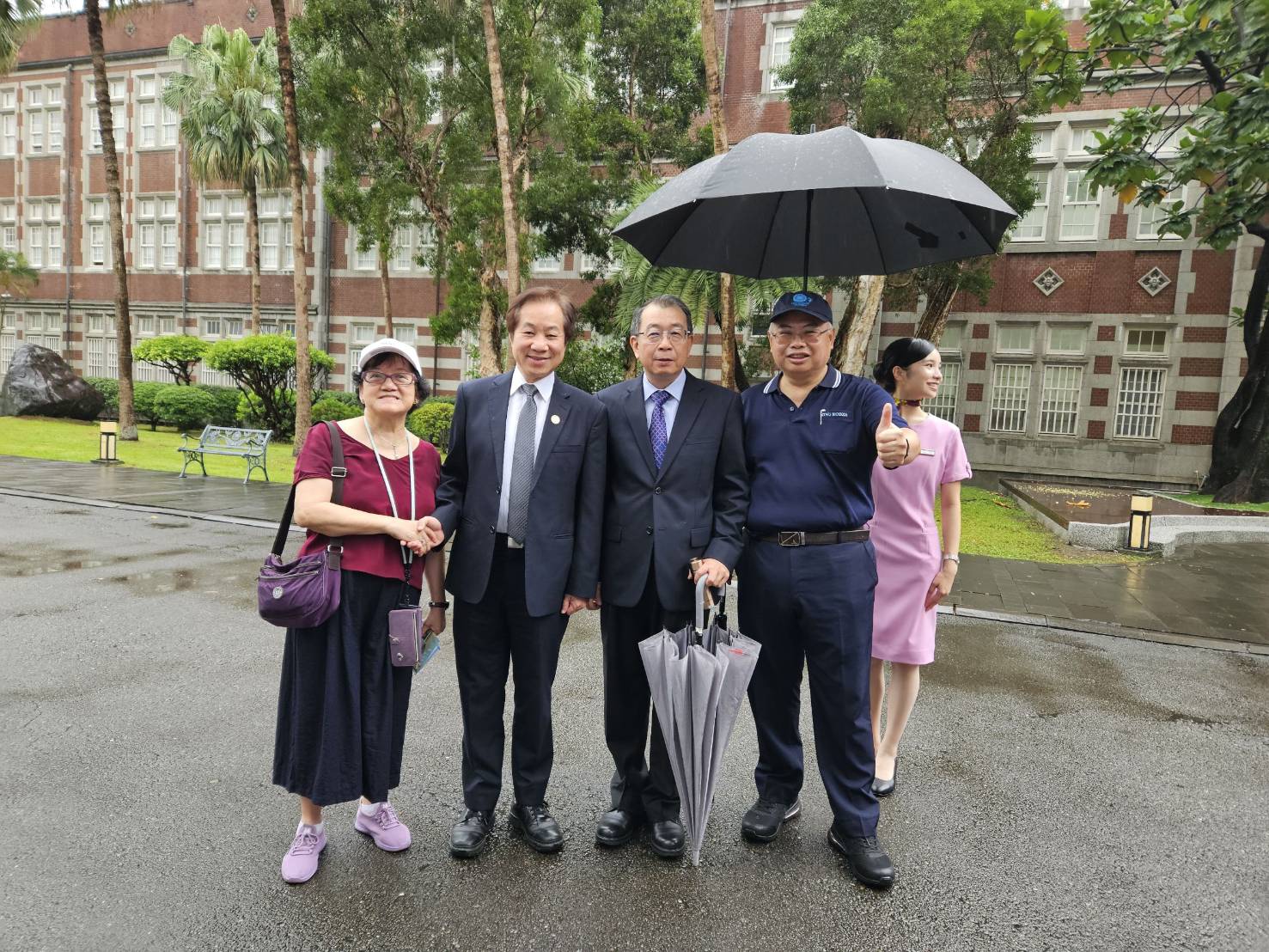 台師大校友5日在台師大校內自辦80周年校慶,抗議校方將日據時期的24年加入校史。台師大前校長張國恩(左二)也前來參加。圖/讀者提供