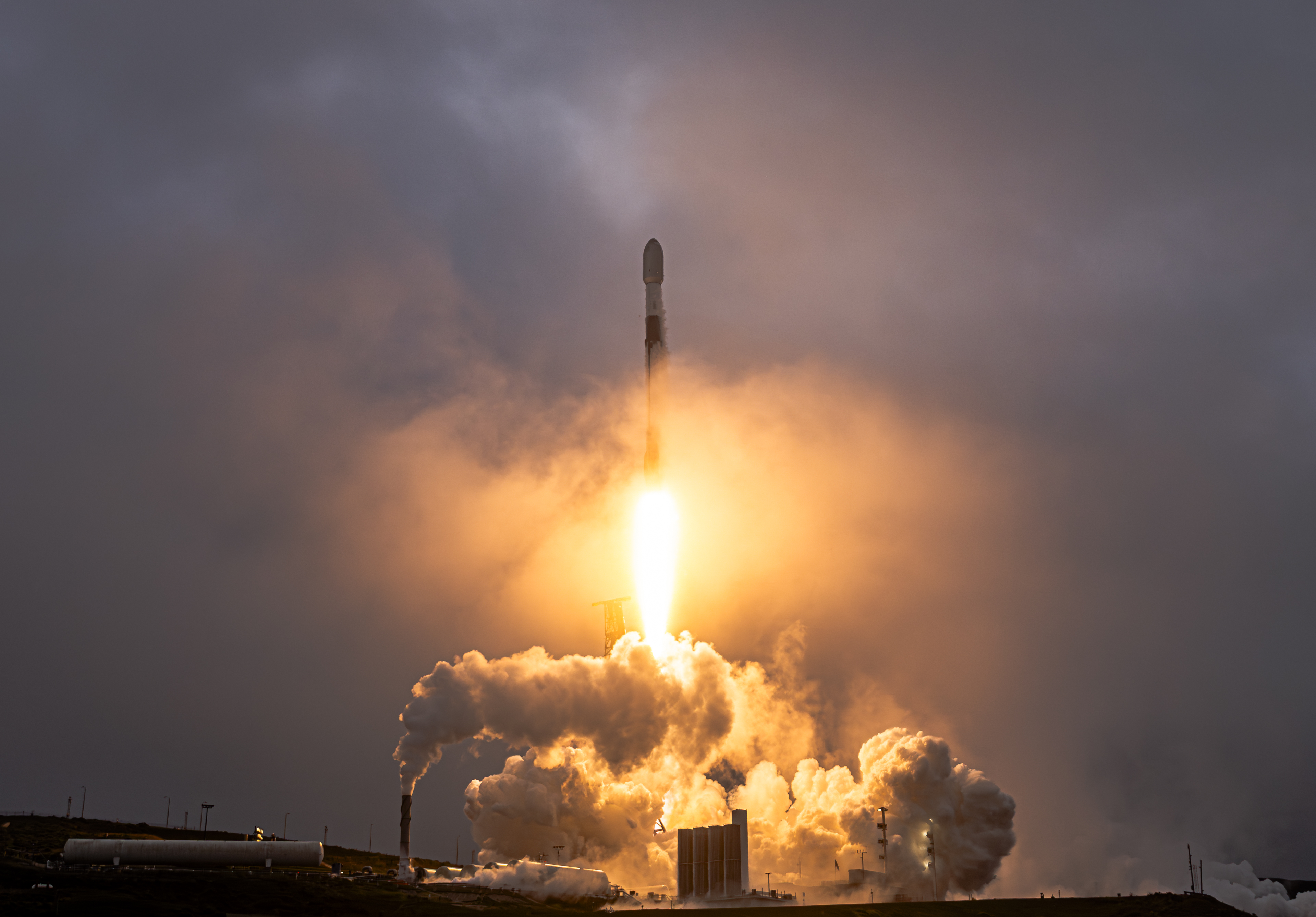 相較來言，馬斯克的SpaceX 在美已擁有多座成熟的發射基地，圖為獵鷹9號（Falcon 9）火箭從加州發射24枚Starlink衛星。圖／取自 SpaceX X