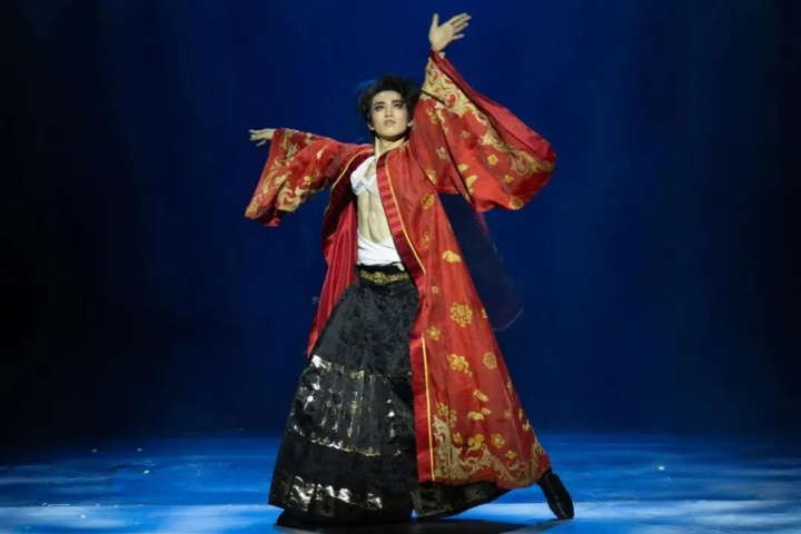 「八塊肌」炸翻陸劇場！全男裸上身舞劇《嘆春風》吸金破億　女觀眾狂喊：終於懂武則天