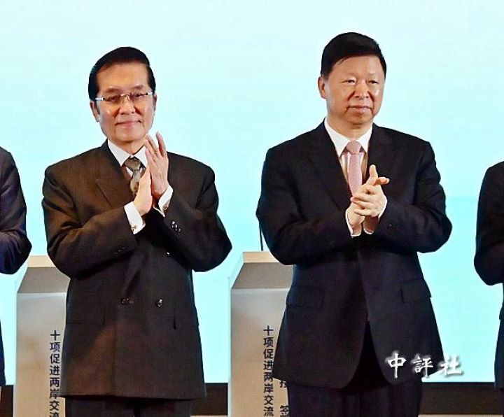 大陸國台辦主任宋濤(右)、中國國民黨副主席張榮恭(左)共同見證兩岸民間單位簽署十項惠台措施對接合作契約。圖/取自中評社