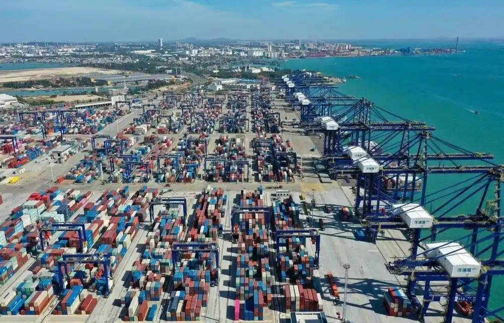 海口海關統計，自去12月18日封關以來截至本月17日，海口海關在「一線」監管零關稅貨物7.5億元人民幣，在「二線」監管銷往大陸內地的加工增值免關稅貨物8586.7萬元。封關以來，口岸通關順暢高效，整體運行平穩有序。圖／取自央視