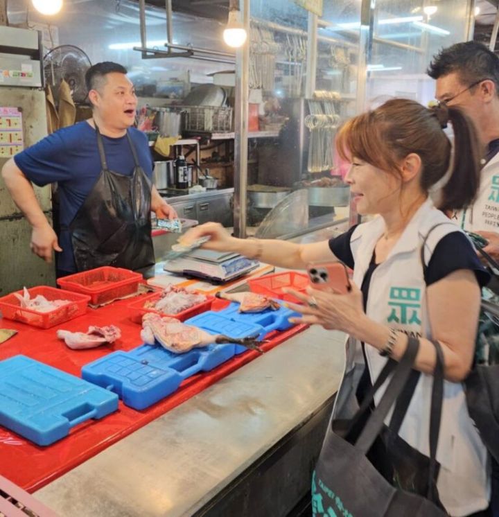 李文耀和太太錢怡君近期走遍基隆市場，與民眾「博感情」！圖/取自李文耀粉專