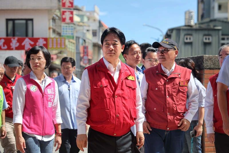 10月5日國慶晚會上，總統賴清德突然表示「若要祝賀對岸國慶，別用『祖國』兩字」，引發討論。圖為賴清德（前中）6日赴新北市金山老街巡視淹水災後復原。圖／中央社