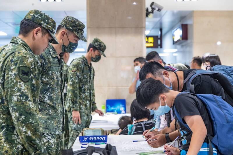 颱風凱米來襲，澎湖26日機場滿是等著候補登機返台的人潮，陸軍第一地區支援指揮部及空軍馬公基地勤務隊官兵到場支援相關勤務，協助紓緩滯留民眾。 （澎湖防衛指揮部提供）圖／ 中央社