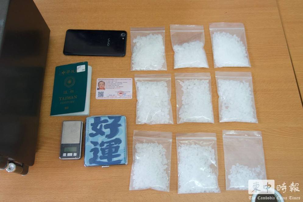 警方在現場起出毒品與張男護照等物品。圖/取自《柬中時報》，已獲授權