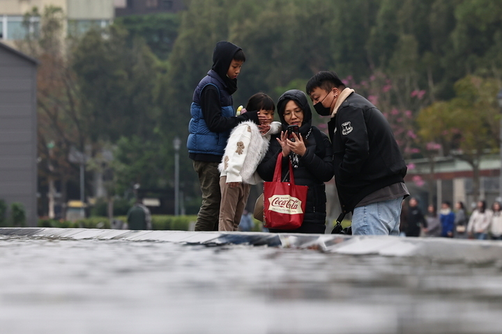 強烈冷氣團加輻射冷卻早晚寒冷　18縣市發布低溫特報