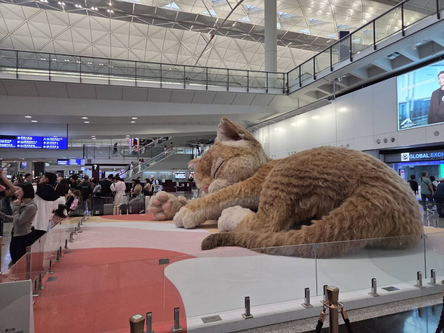 這隻巨型貓咪，是機場復活節期間推出的限定裝置藝術，展期自4月初登場，預計展出5月初結束。圖／梅花新聞網記者攝