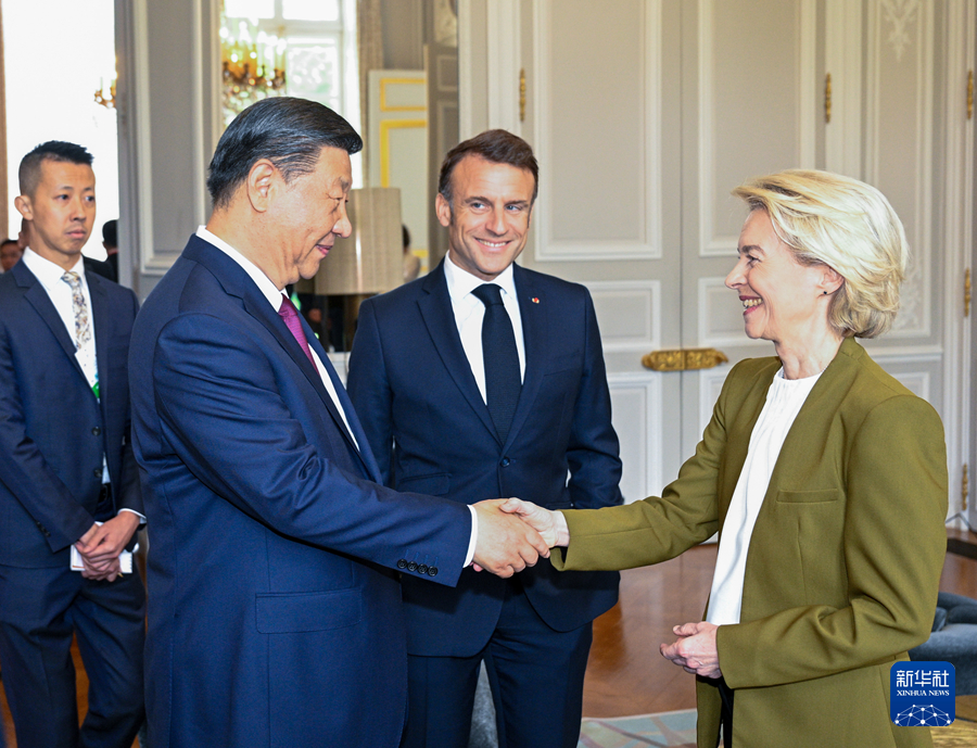 習近平（左）5月與法國總統馬克宏（中）、歐盟委員會主席馮德萊恩（右）舉行中法歐領導人三方會談。圖/取自新華社
